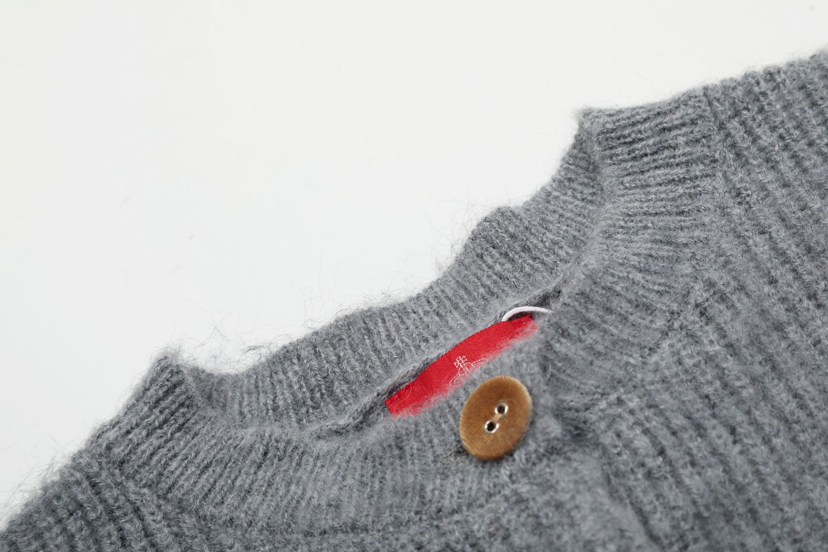 Spring 25th Collection: Top Quality Wool Embroidery Design Sweater in Three Colors - 图片 3