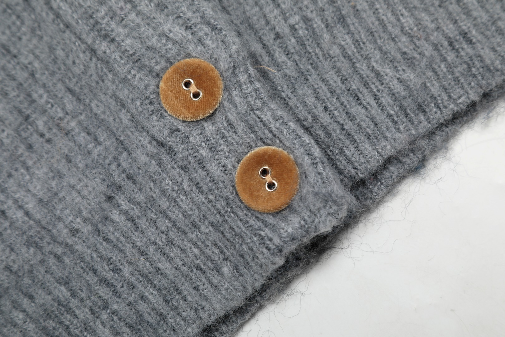 Spring 25th Collection: Top Quality Wool Embroidery Design Sweater in Three Colors - 图片 6