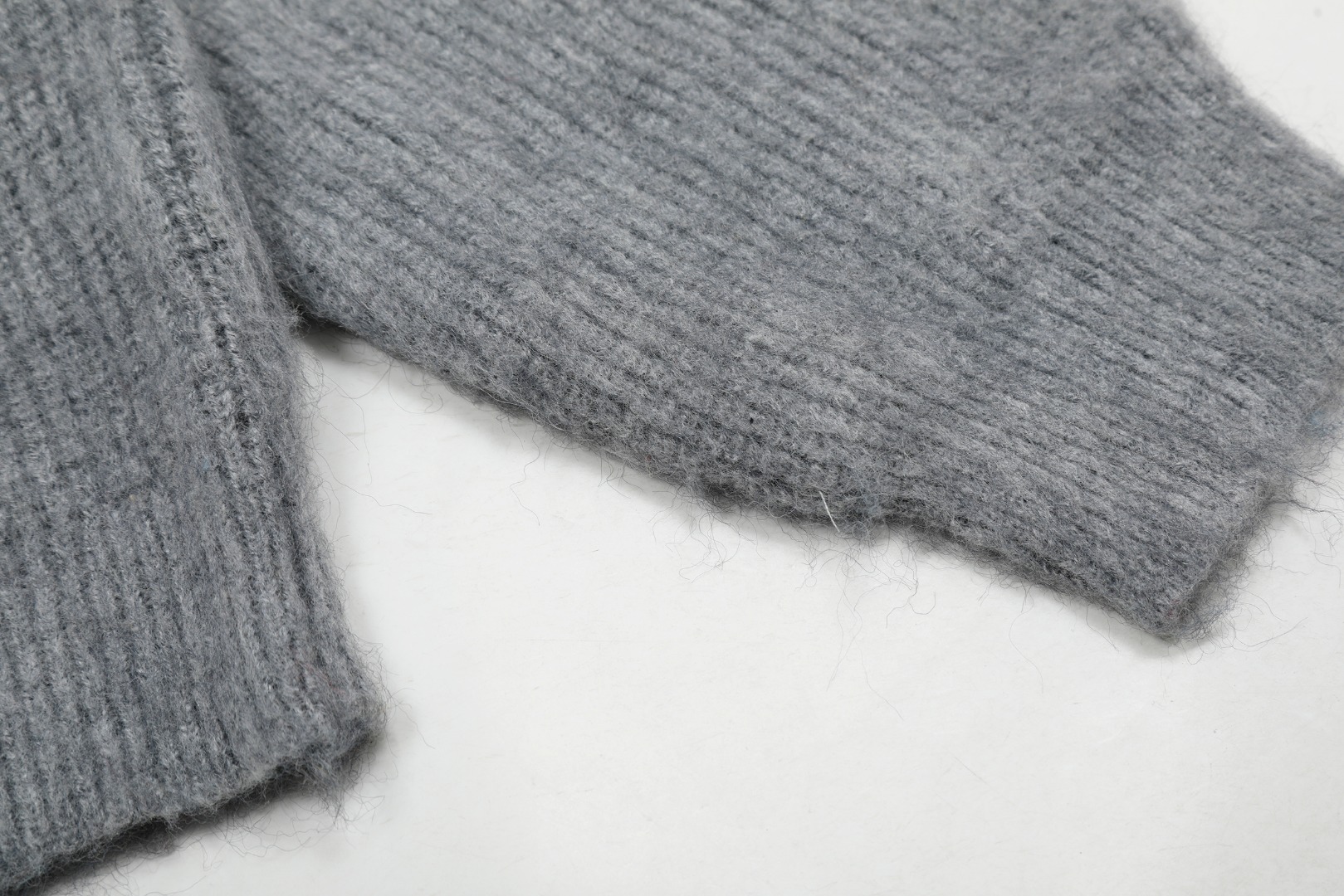 Spring 25th Collection: Top Quality Wool Embroidery Design Sweater in Three Colors - 图片 8