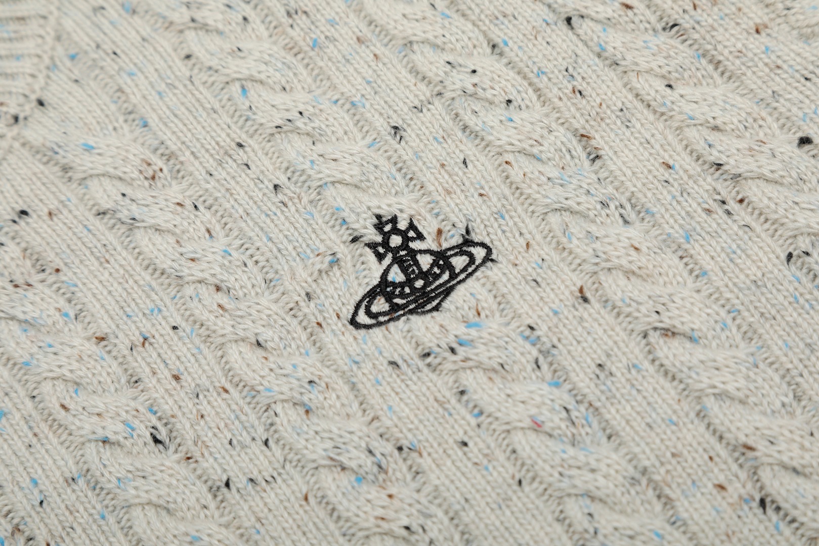 RS VIVI143: High-Quality Exclusive Sweaters with Custom Laser Button, Original Purchase Records. - 图片 4