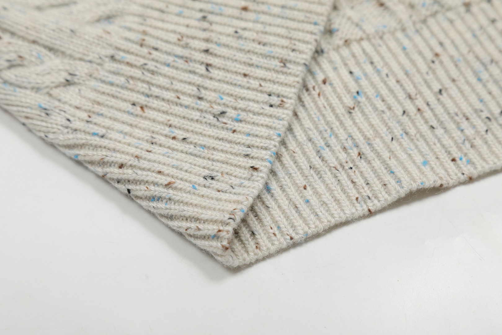 RS VIVI143: High-Quality Exclusive Sweaters with Custom Laser Button, Original Purchase Records. - 图片 7