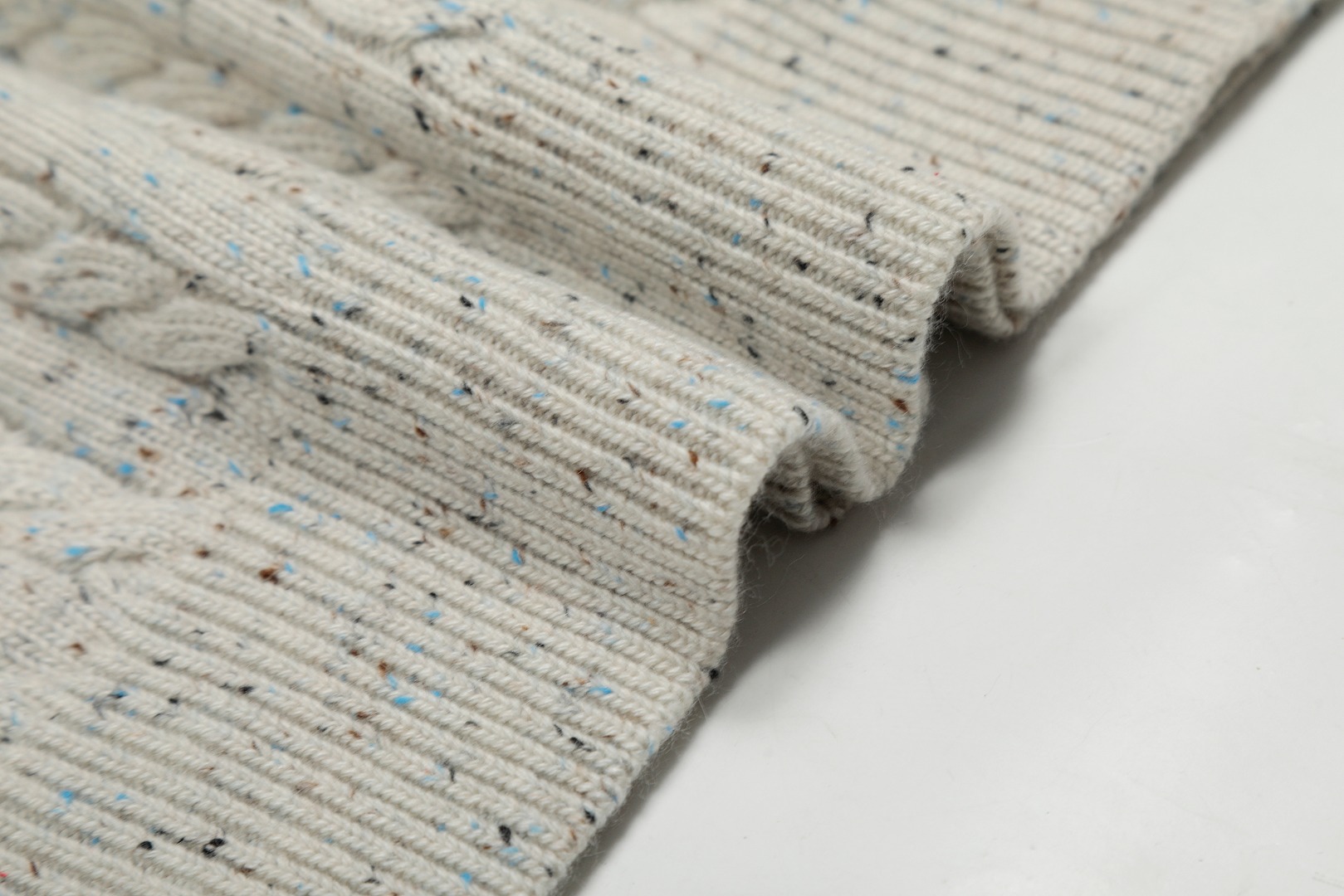 RS VIVI143: High-Quality Exclusive Sweaters with Custom Laser Button, Original Purchase Records. - 图片 6