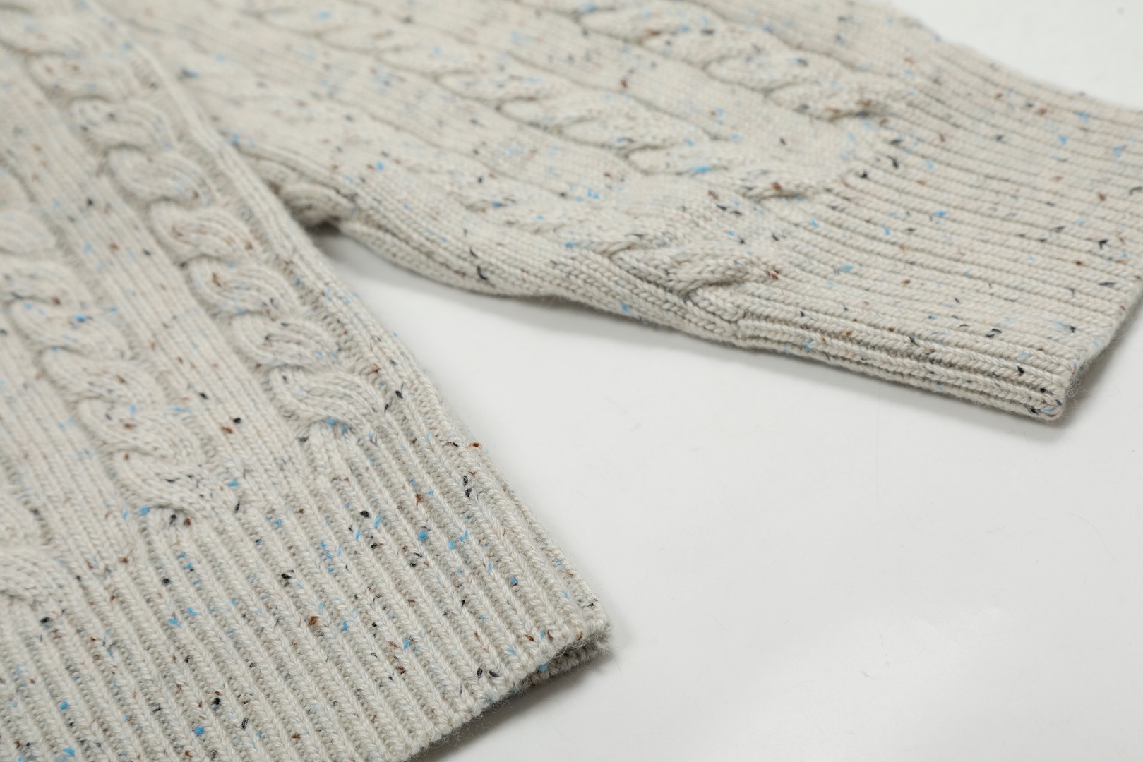 RS VIVI143: High-Quality Exclusive Sweaters with Custom Laser Button, Original Purchase Records. - 图片 8