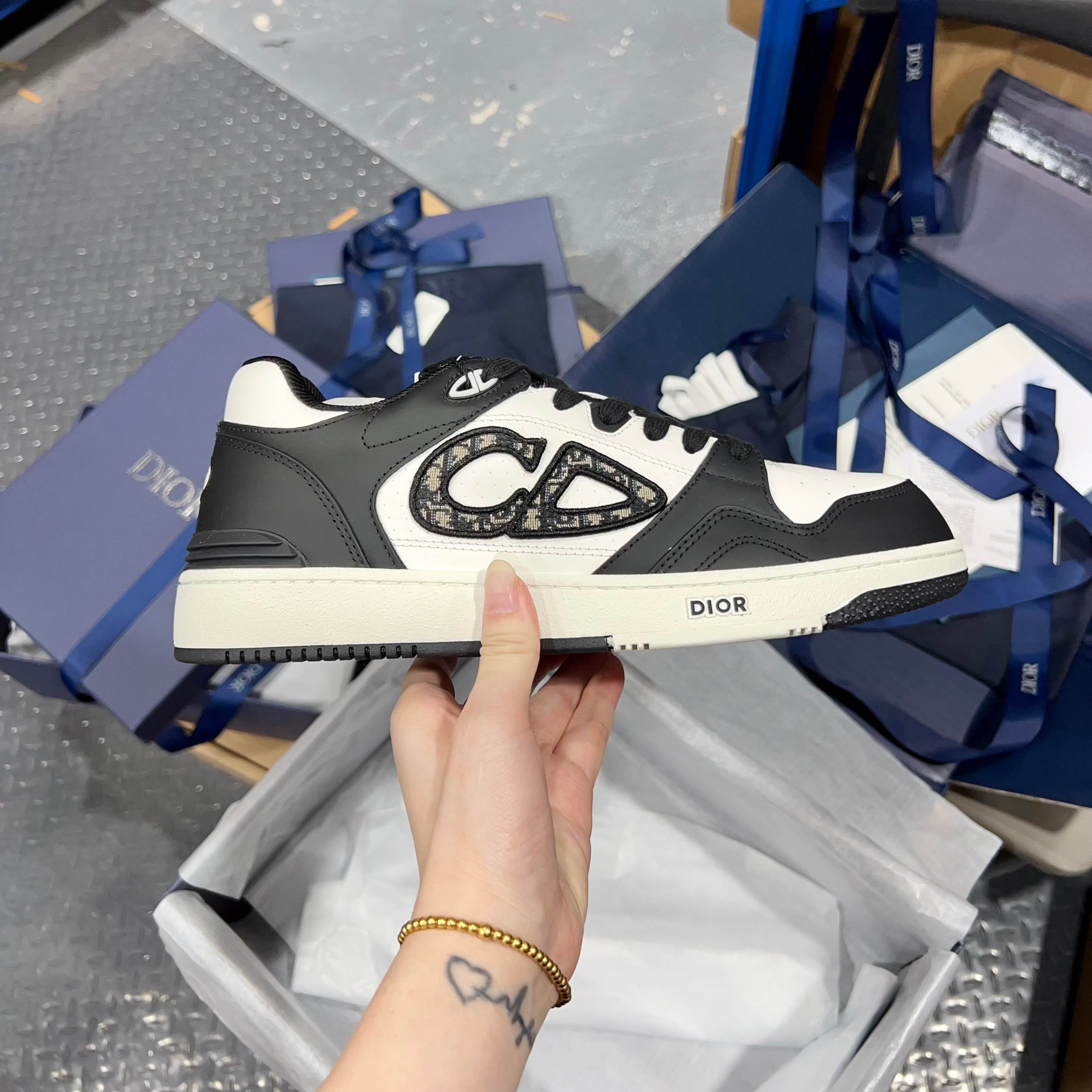 B57 Dior✖️kaws B57 Dribble CP 🐾
#dior N 💓💓 DIOR E KAWS TPU ( ) NFC ‼️ 35-44 38/45