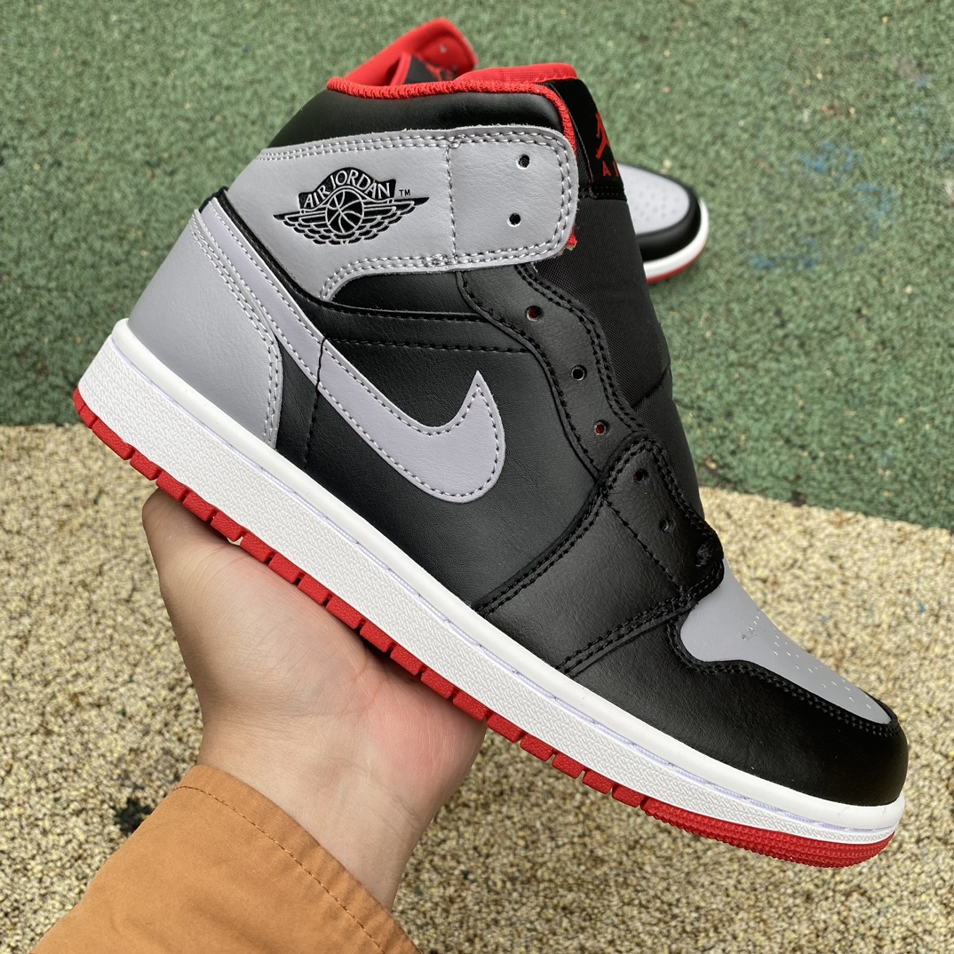 aj1Mid黑灰红尺码40-46纯原版️AirJordan1MidAJ1灰黑色中帮复古篮球鞋DQ8426