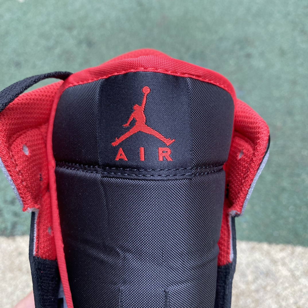 aj1Mid黑灰红尺码40-46纯原版️AirJordan1MidAJ1灰黑色中帮复古篮球鞋DQ8426