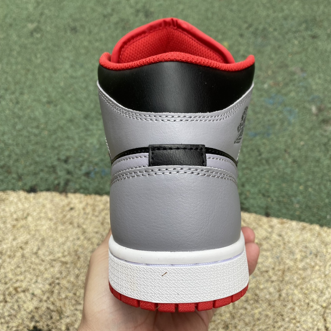 aj1Mid黑灰红尺码40-46纯原版️AirJordan1MidAJ1灰黑色中帮复古篮球鞋DQ8426