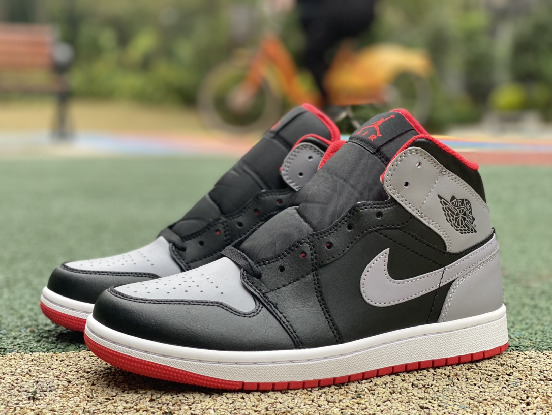 aj1Mid黑灰红尺码40-46纯原版️AirJordan1MidAJ1灰黑色中帮复古篮球鞋DQ8426