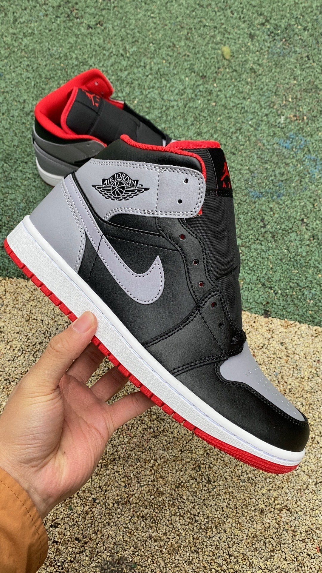 aj1Mid黑灰红尺码40-46纯原版️AirJordan1MidAJ1灰黑色中帮复古篮球鞋DQ8426