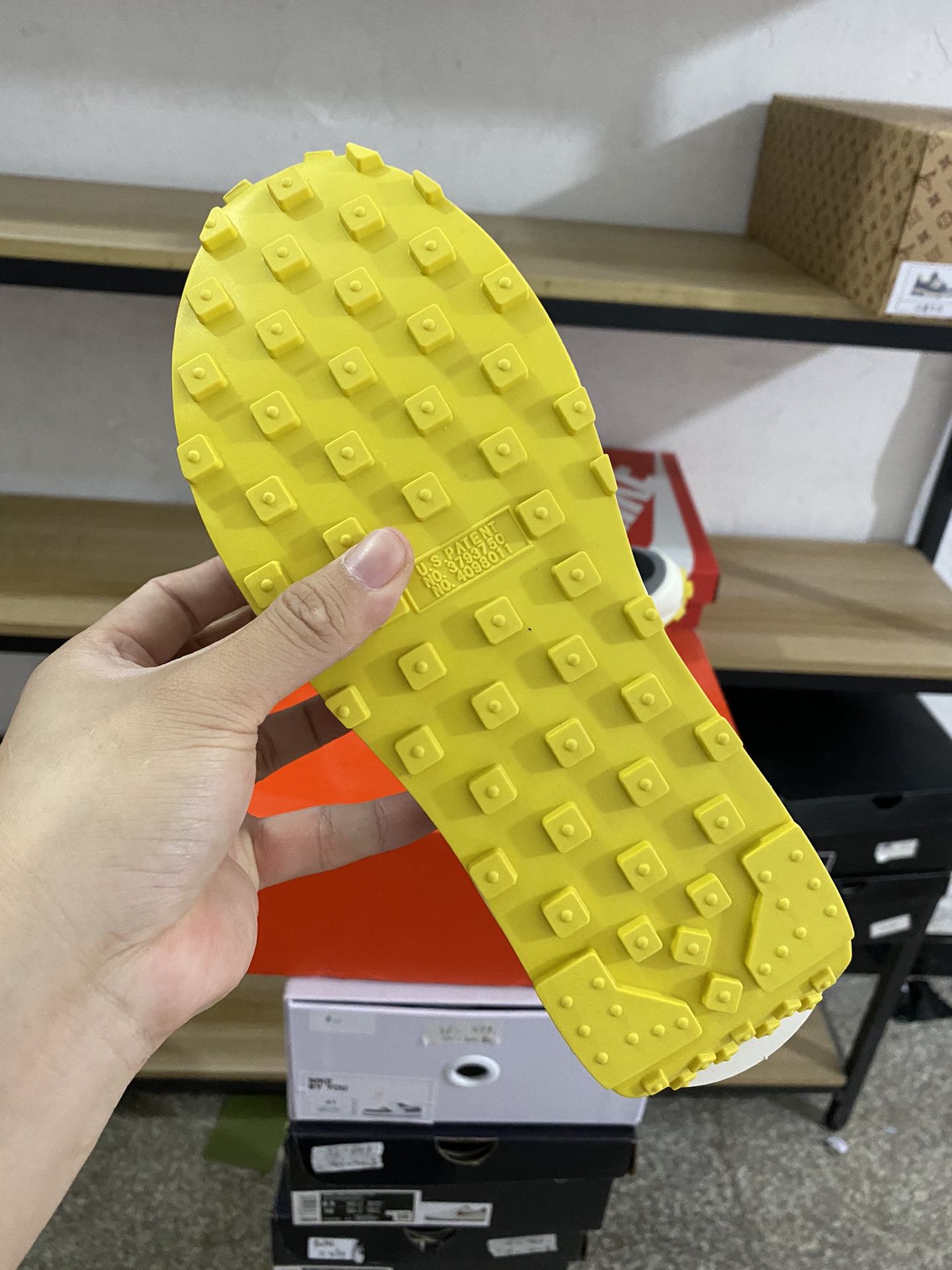MiniCost Shoe 5