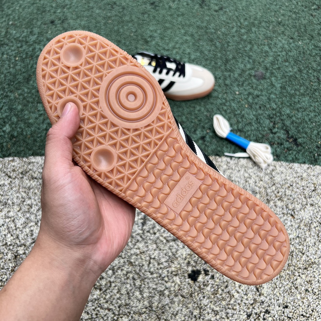 阿迪达斯米白黑棕 s2纯原版‼️
尺码：36-38 40-45 特价😇
Adidas Samba OG 