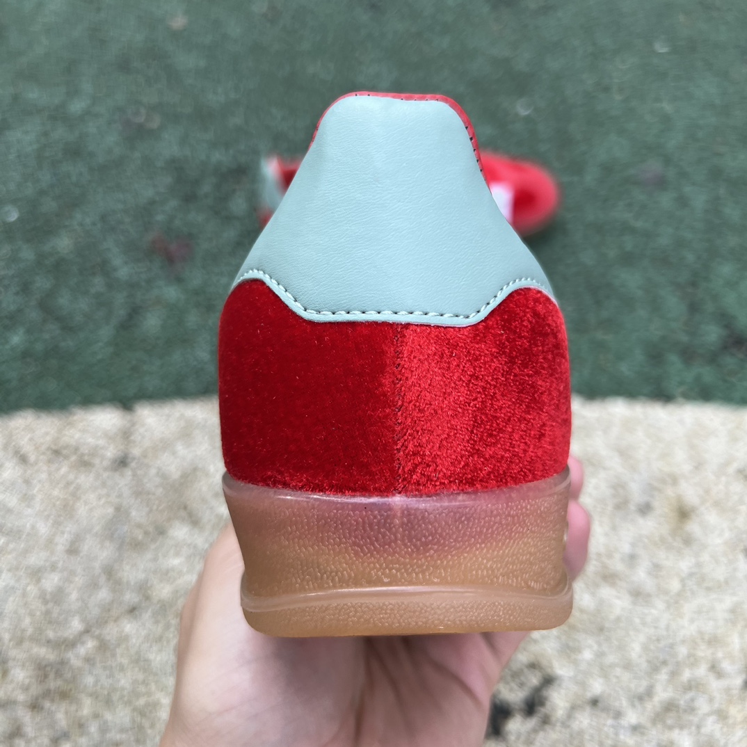 阿迪德训红青色 s2纯原版‼️
尺码：36-45 特价😇
s2纯原版‼️ADIDAS三叶草GAZELLE