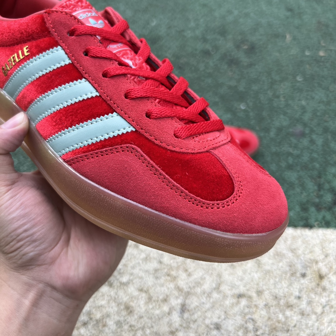 阿迪德训红青色 s2纯原版‼️
尺码：36-45 特价😇
s2纯原版‼️ADIDAS三叶草GAZELLE