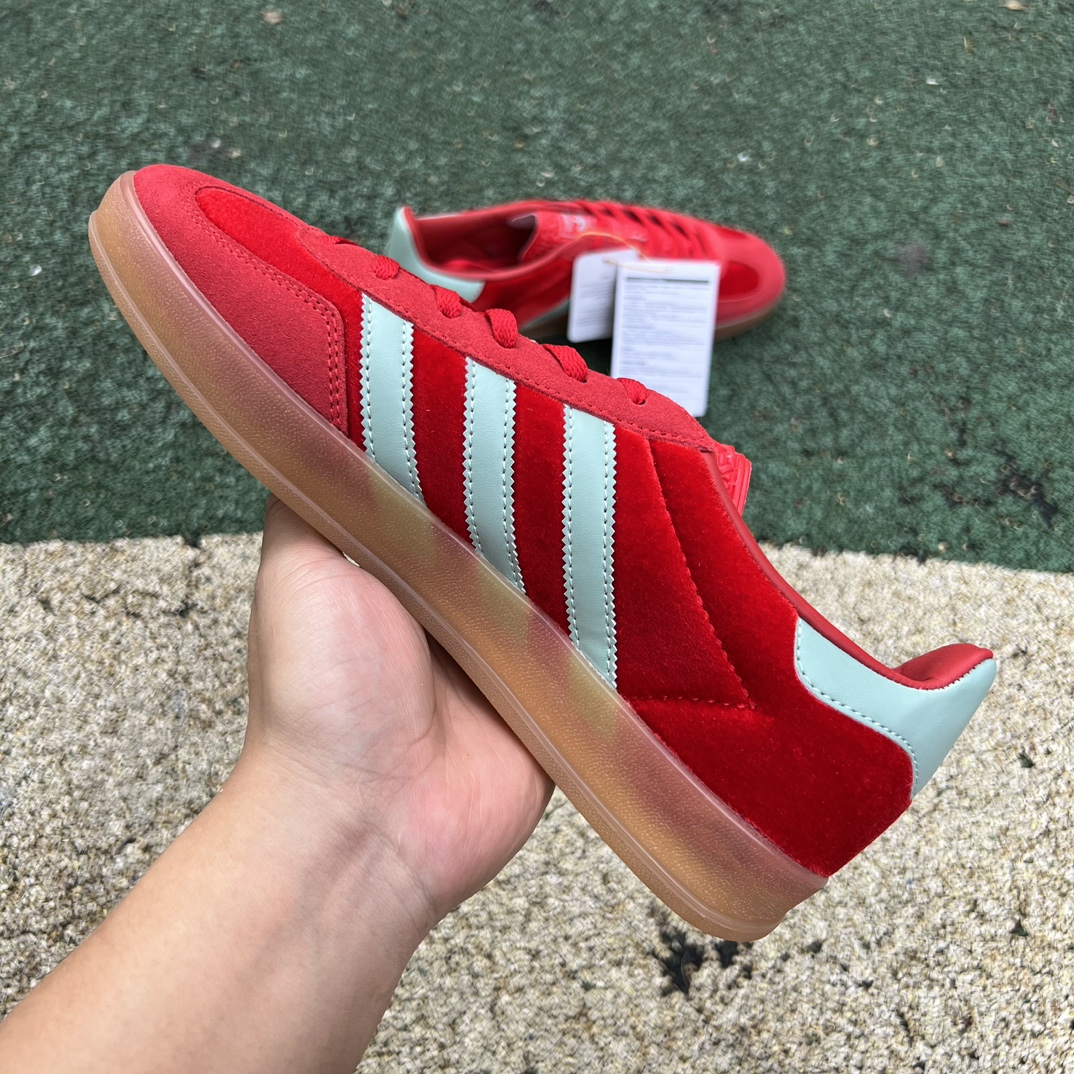 阿迪德训红青色 s2纯原版‼️
尺码：36-45 特价😇
s2纯原版‼️ADIDAS三叶草GAZELLE