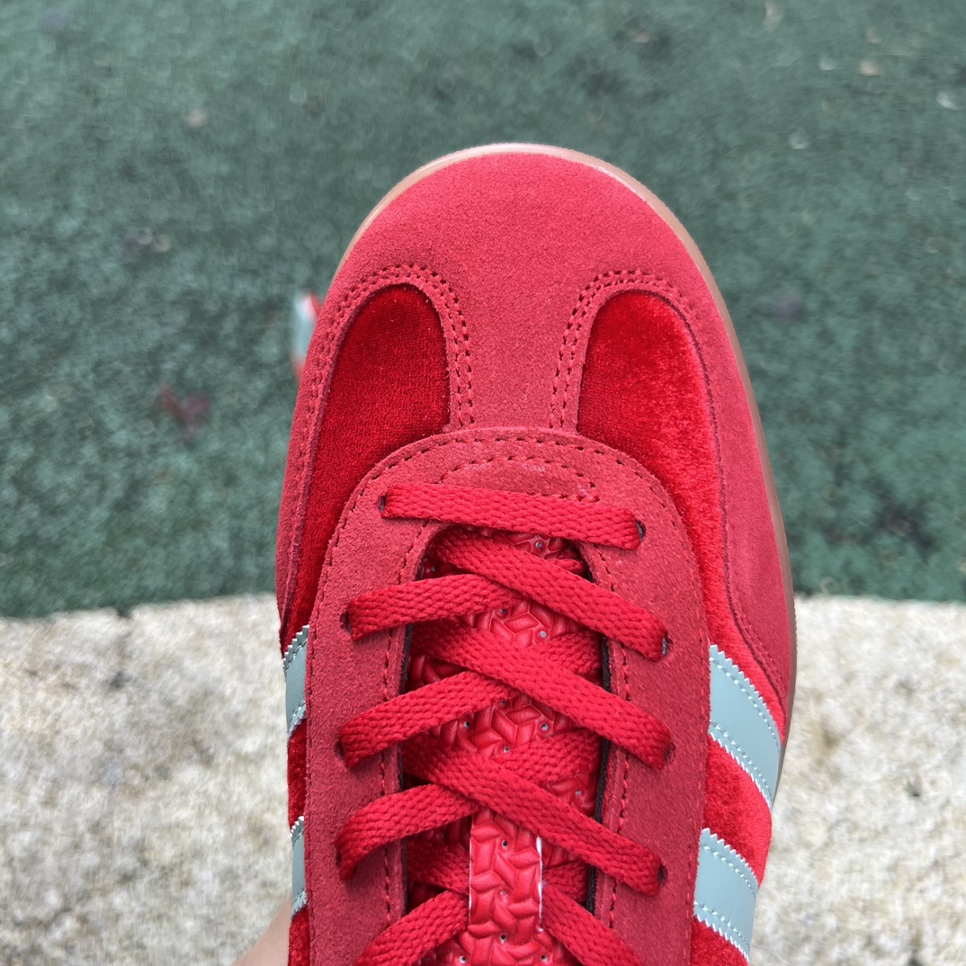 阿迪德训红青色 s2纯原版‼️
尺码：36-45 特价😇
s2纯原版‼️ADIDAS三叶草GAZELLE