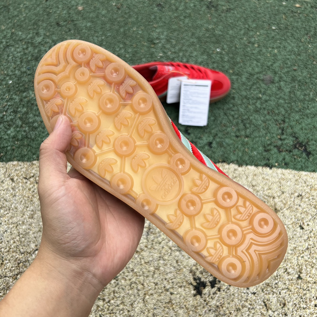 阿迪德训红青色 s2纯原版‼️
尺码：36-45 特价😇
s2纯原版‼️ADIDAS三叶草GAZELLE