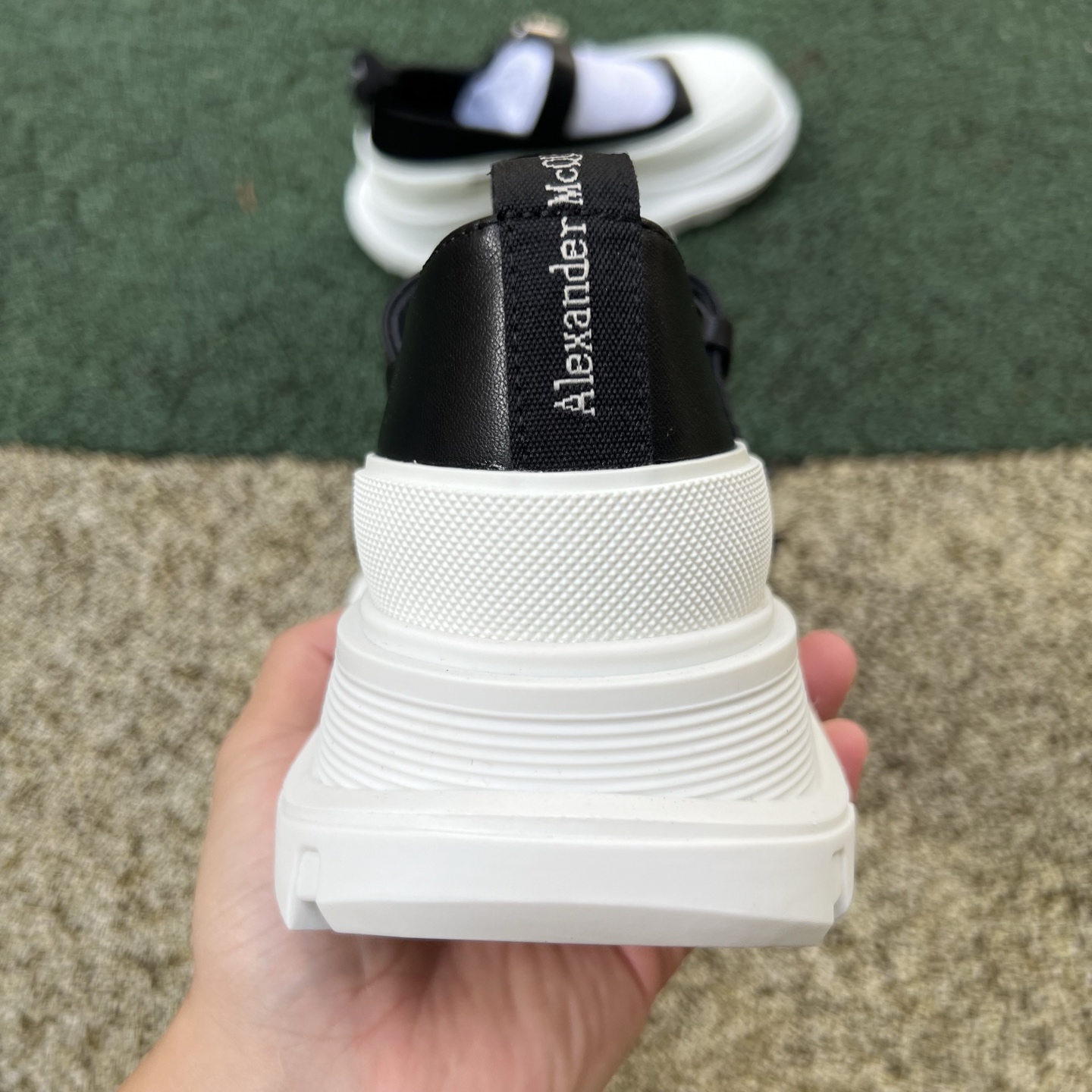 麦昆玛丽珍鞋 白黑 尺码：35-40Alexander McQueen亚历山大麦昆 Thread Sli