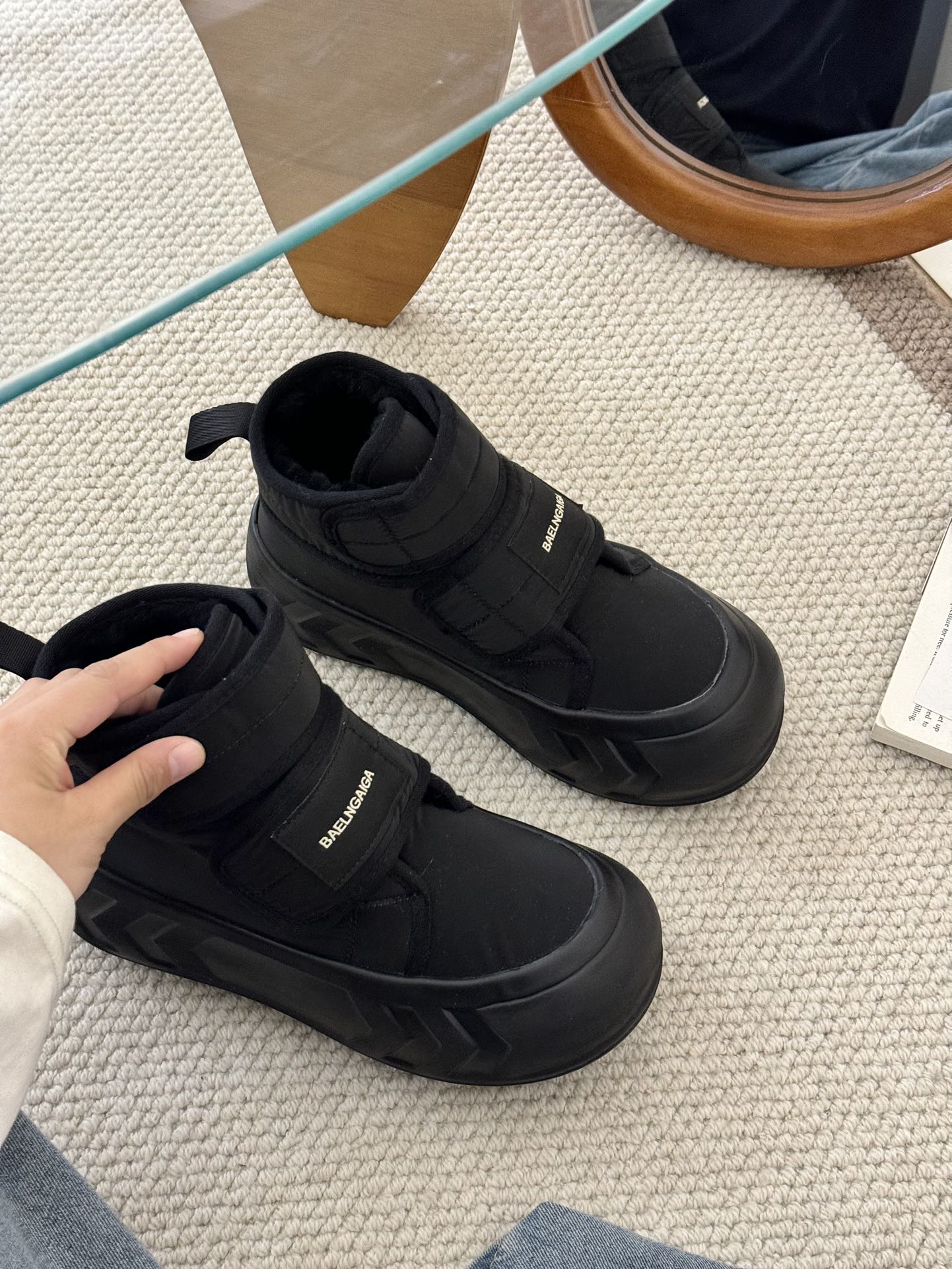 Balenciaga 雪地靴 - 超温柔で高級感溢れるデザイン