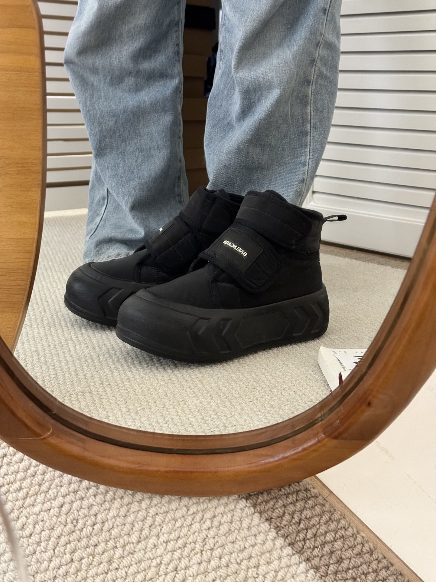 Balenciaga 雪地靴 - 超温柔で高級感溢れるデザイン