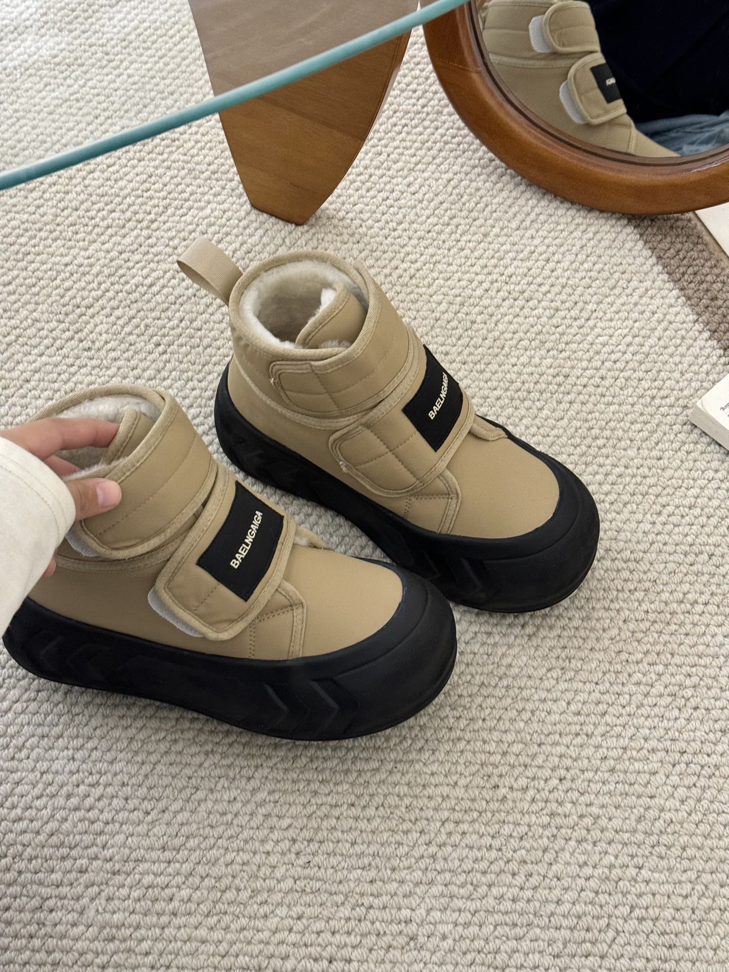 Balenciaga 雪地靴 - 高級感あふれるデザインと快適さ