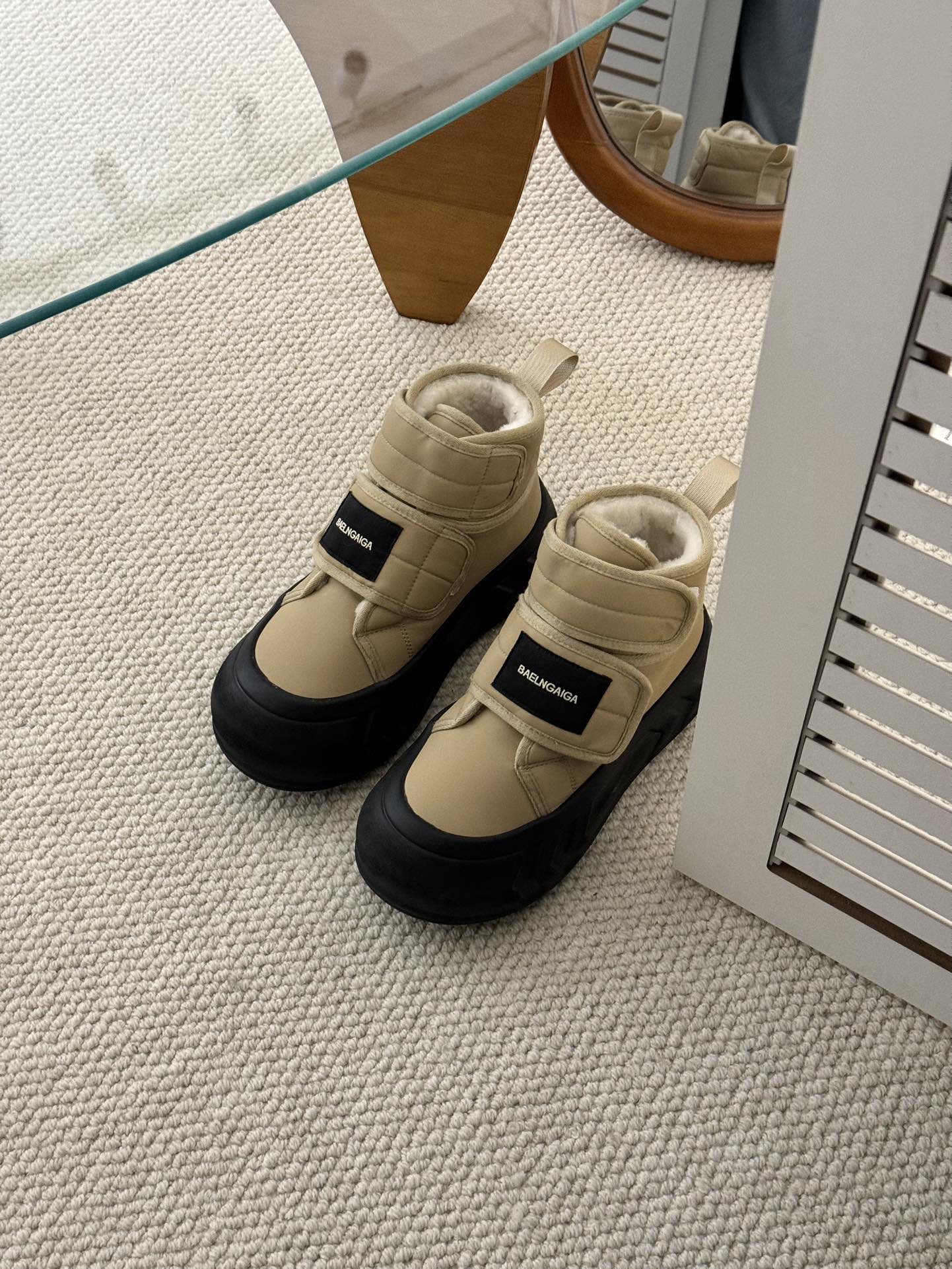 Balenciaga 雪地靴 - 高級感あふれるデザインと快適さ