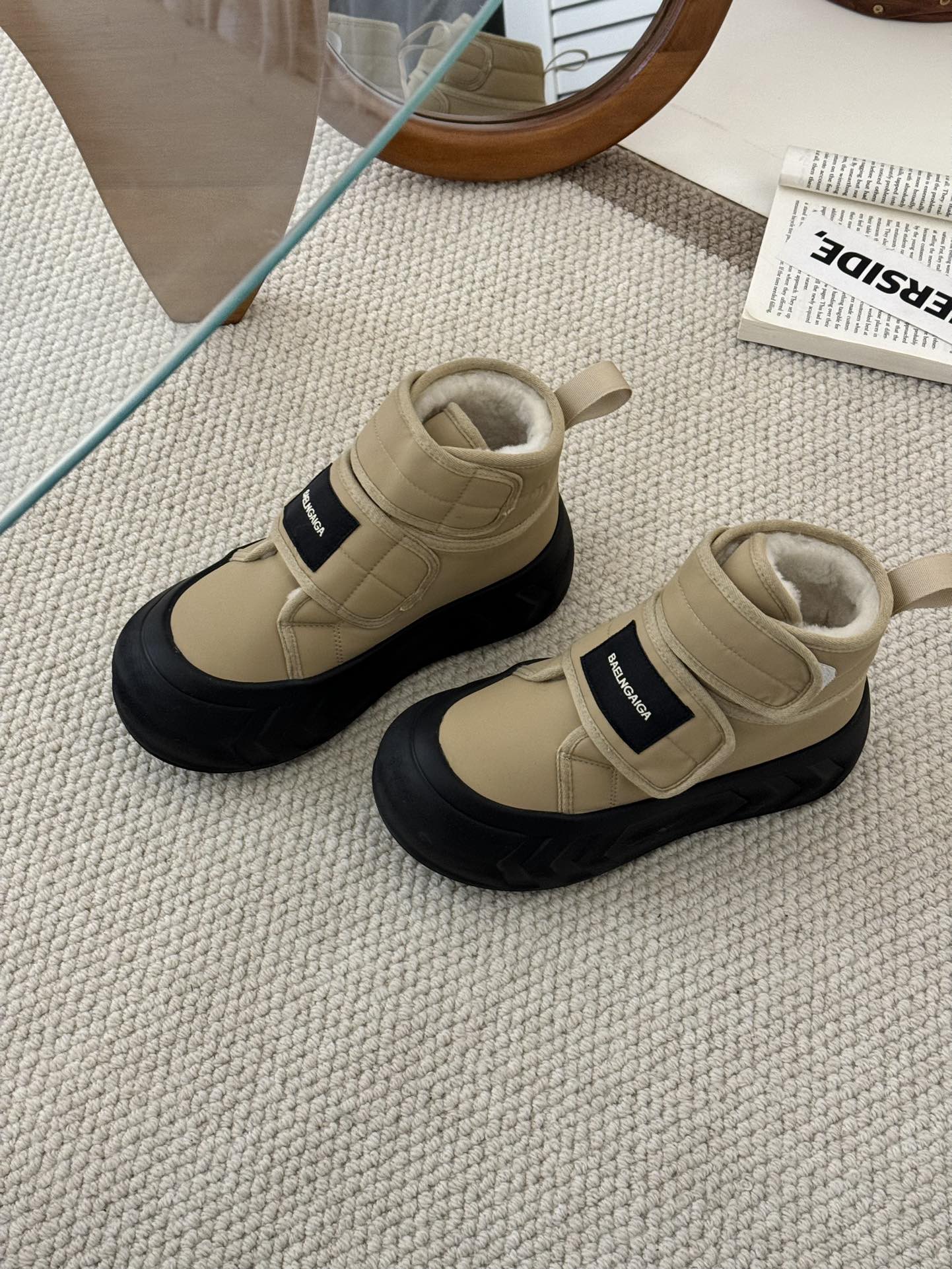 Balenciaga 雪地靴 - 高級感あふれるデザインと快適さ