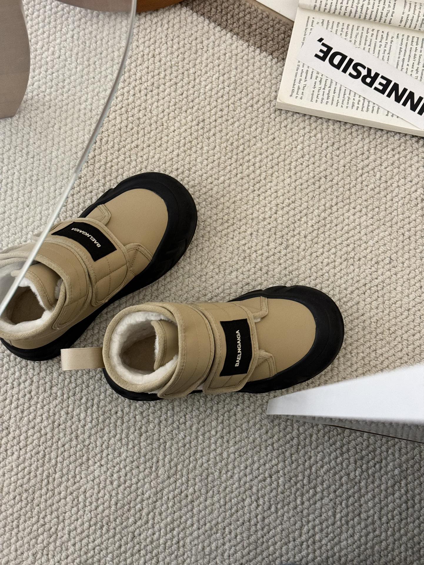 Balenciaga 雪地靴 - 高級感あふれるデザインと快適さ