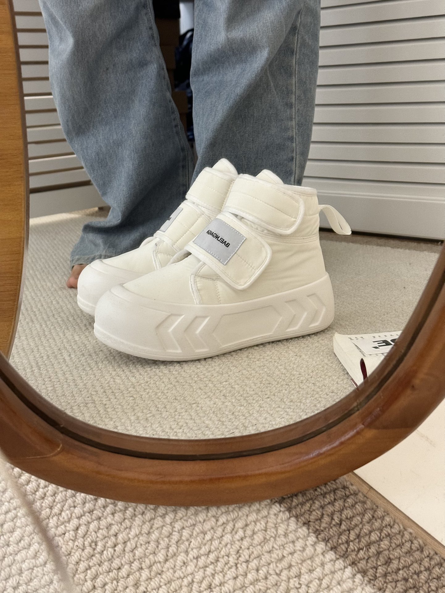 Balenciaga 雪地靴 - 超温柔で高級感溢れるデザイン