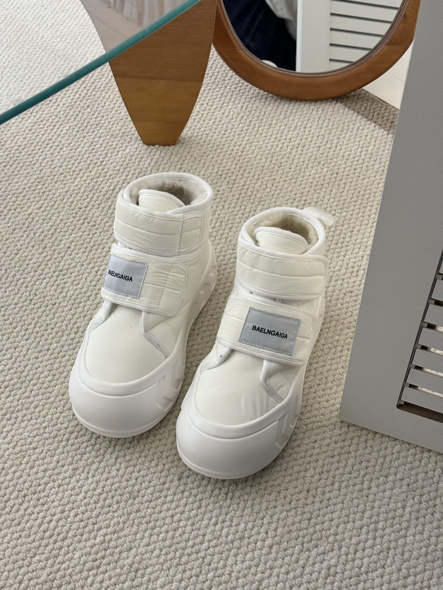 Balenciaga 雪地靴 - 超温柔で高級感溢れるデザイン