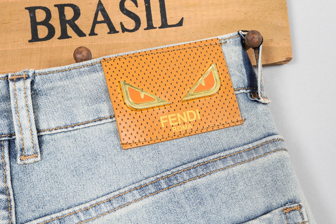 芬迪 洗水加工 男性用修身小脚デニムパンツ 高級感あふれるデザイン