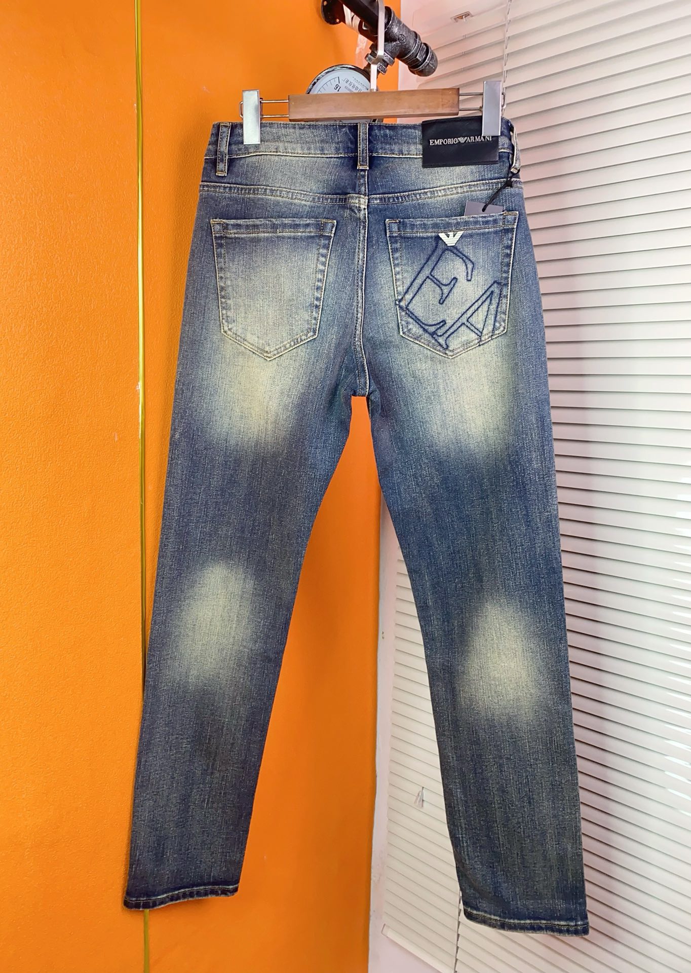 Emporio Armani Men's Classic Denim Jeans - Slim Fit, Elegant Design 3 i1728125702 2884 4