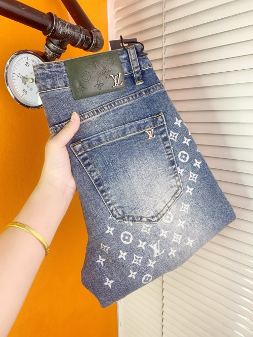 Louis Vuitton Jean Slim en Denim avec Motifs Iconiques et Coupe Élégante 1 Louis Vuitton Jean Slim en Denim avec Motifs Iconiques et Coupe Élégante