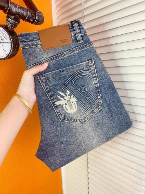Dior Heren Jeans Slim-Fit Denim Blauw met Geborduurd Logo, Maat 29-40 1 Dior Heren Jeans Slim-Fit Denim Blauw met Geborduurd Logo, Maat 29-40