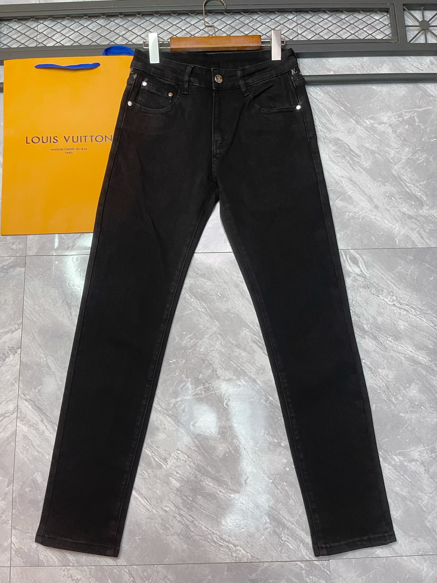 Louis Vuitton Men's Slim Fit Jeans with Logo Embellishments - Stylish & Comfortable 3 i1730693423 2119 0