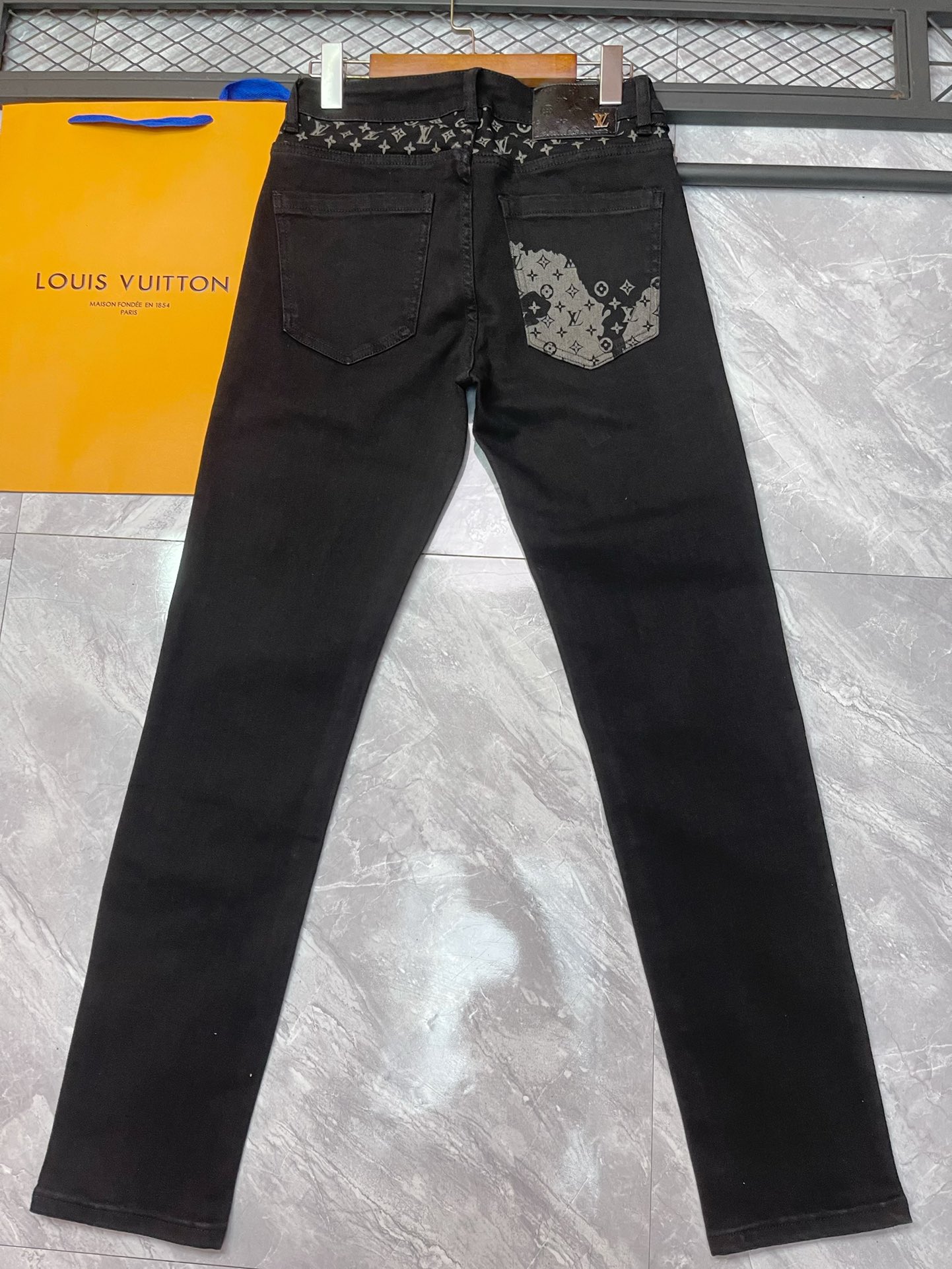 Louis Vuitton Men's Slim Fit Jeans with Logo Embellishments - Stylish & Comfortable 4 i1730693423 459 5