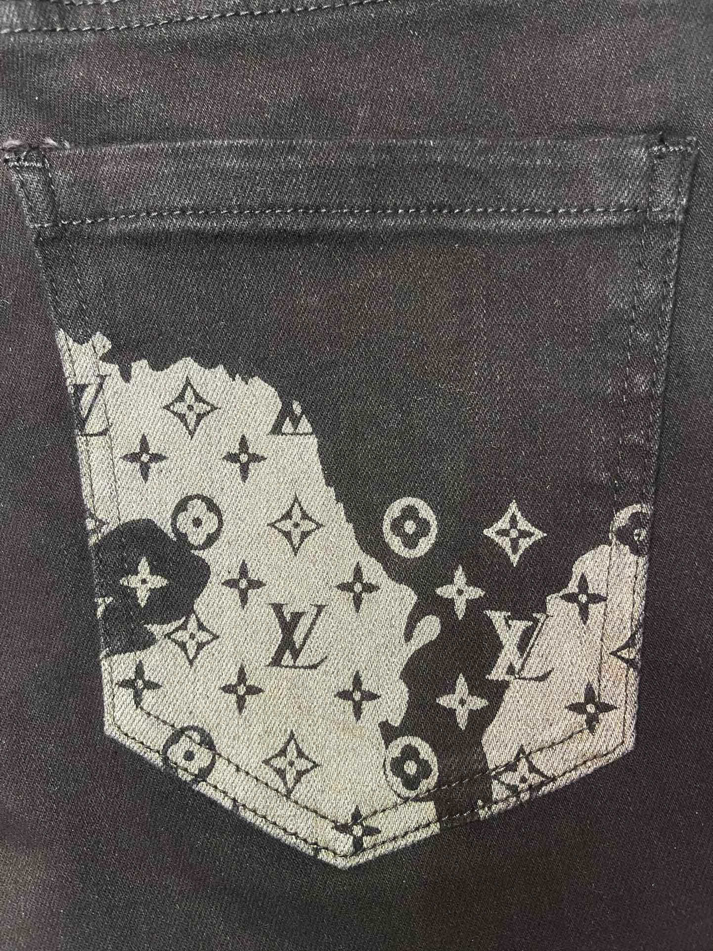 Louis Vuitton Men's Slim Fit Jeans with Logo Embellishments - Stylish & Comfortable 8 i1730693423 7114 3