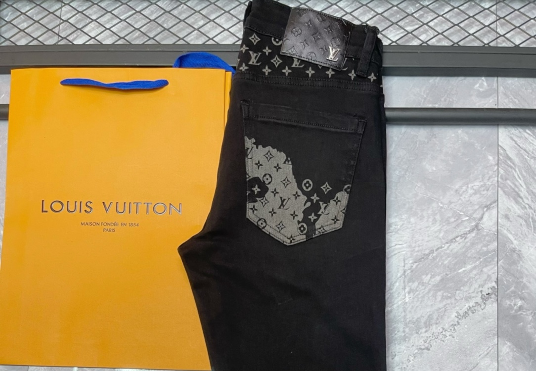 Louis Vuitton Men's Slim Fit Jeans with Logo Embellishments - Stylish & Comfortable 2 i1730693493 2662 0