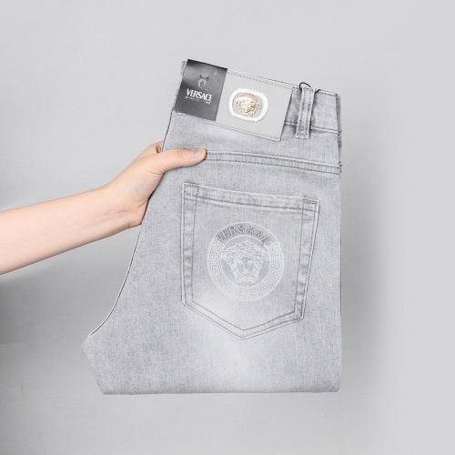 Versace Heren Slim Fit Jeans - Vintage Wassing, Klassiek Design, Maat 29-38 1 Versace Heren Slim Fit Jeans - Vintage Wassing, Klassiek Design, Maat 29-38