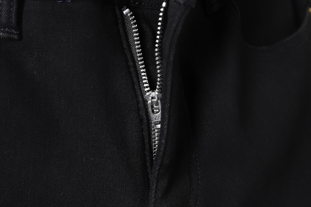 LV 秋冬加绒加厚洗水復古男士修身小脚牛仔裤