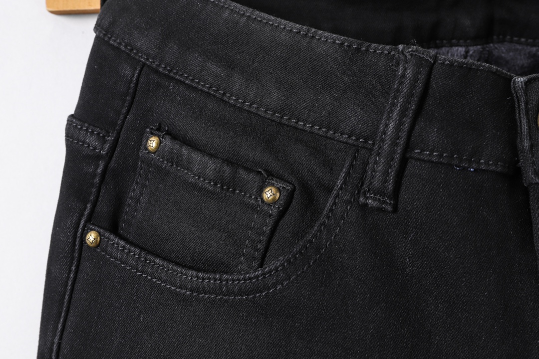 LV 秋冬加绒加厚洗水復古男士修身小脚牛仔裤