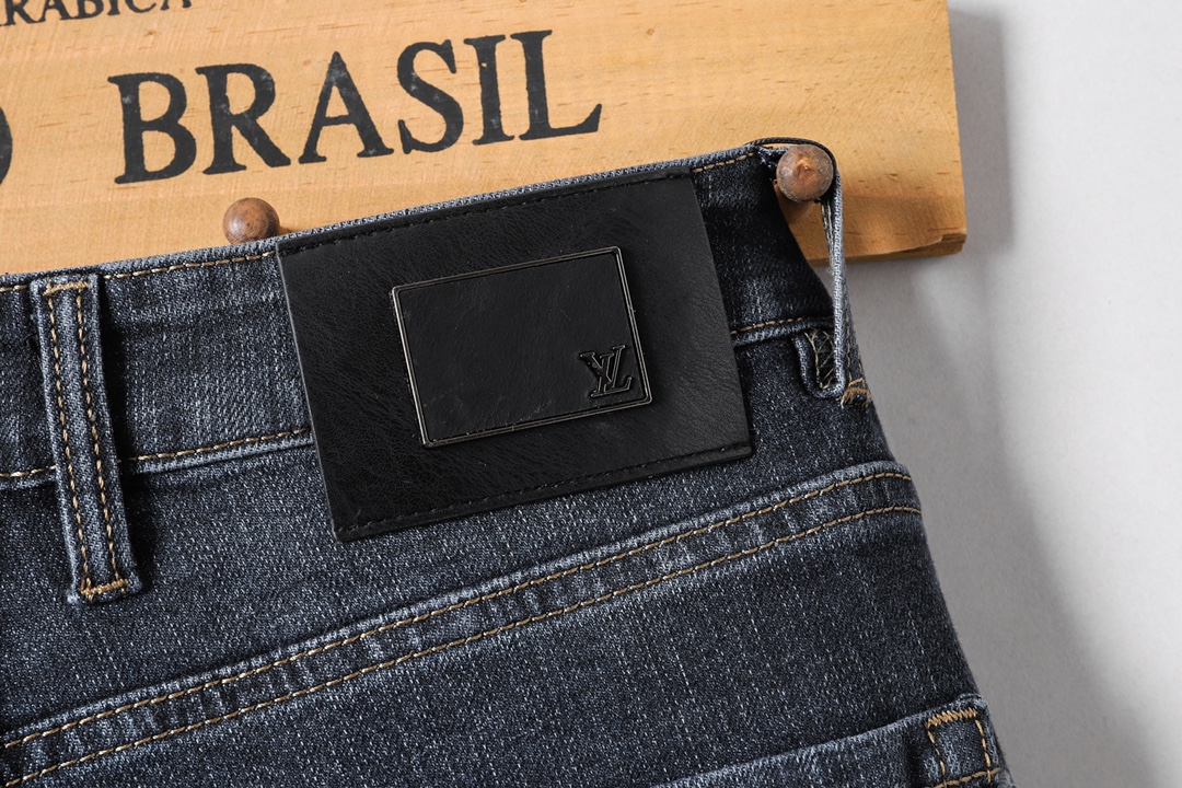 Louis Vuitton Men's Slim Fit Jeans Classic Four Season Denim 9 i1733204934 146 4