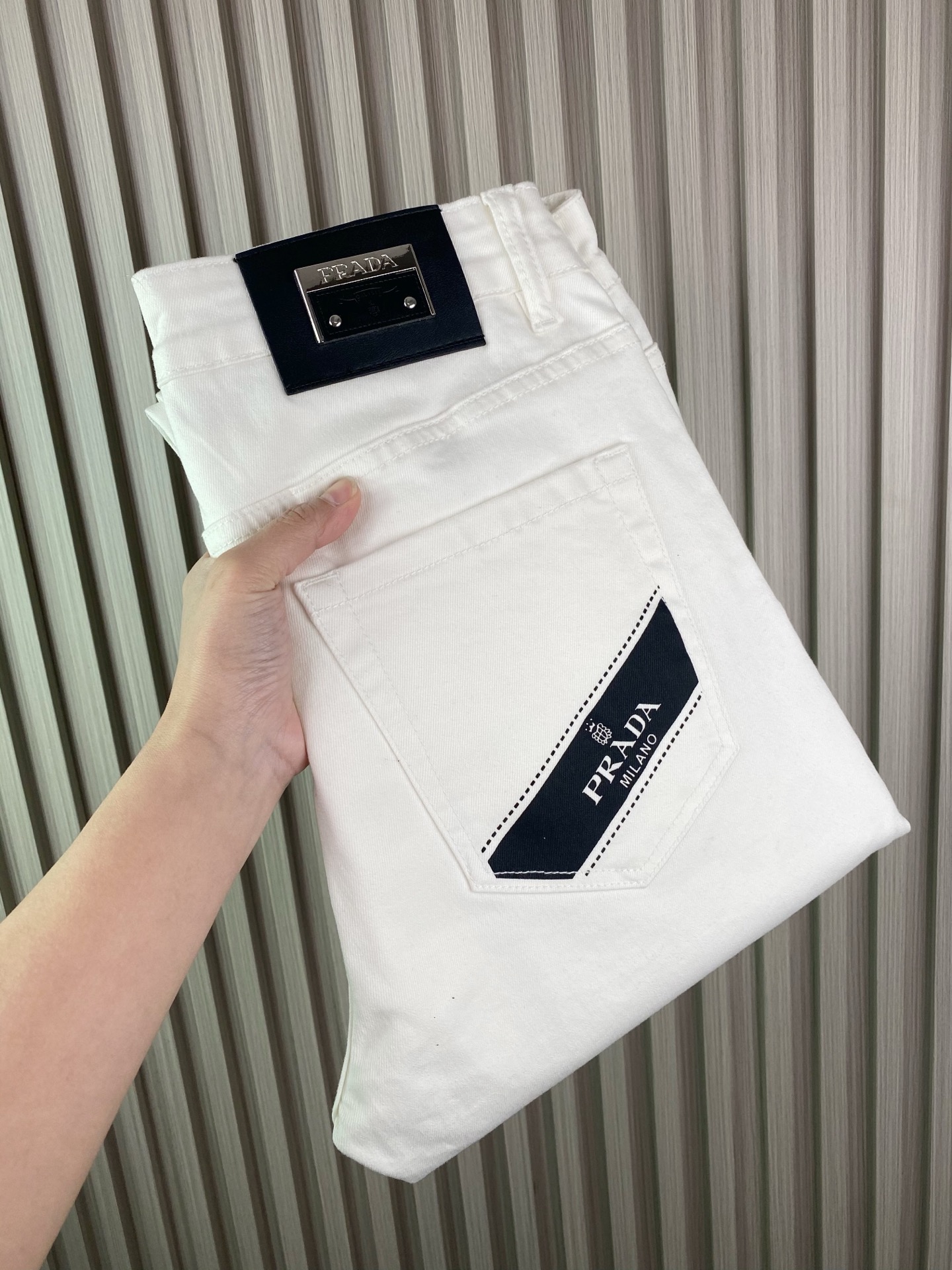 NO:438324,Classic big brand Prada summer thin new style jeans, stretch-foot pants, trendy style, slim-fitting and slim-fitting pants, high-end and atmospheric style, fashionable and versatile items!  A must-have artifact for street bombing!  Number of codes 28-38, prada, jeans, alexander wang19860909经典大牌Prada夏季薄新款牛仔裤 弹力小脚裤长裤潮款 修身显瘦小脚裤,高档大气款式时尚百搭单品！炸街必备神器！码数28——38,,prada,jeans,alexander wang,Men's clothing