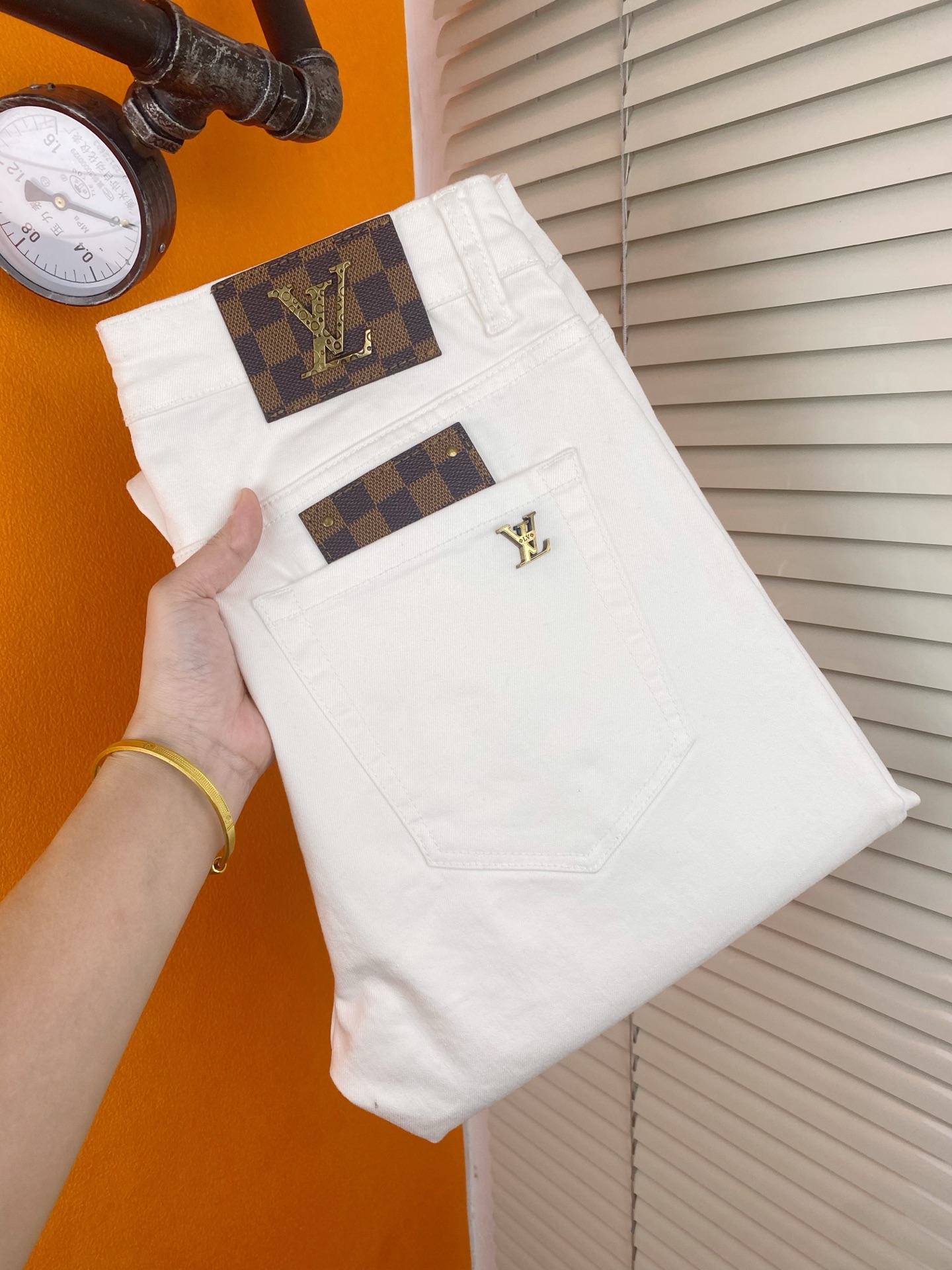 NO:443800,Trendy men's big-name jeans LV men's trousers Korean style slim small foot jeans, slightly stretchy summer thin high-end pure cotton denim fabric, exquisite and delicate inner details. Exquisite workmanship and high-end order!  Hot products.28-38,,louis vuitton,jeans,alexander wang19860909潮流男装大牌牛仔裤LV男士长裤韩版显瘦小脚牛仔裤,微弹力夏薄款高级纯棉牛仔面料,内里细节精致细腻.做工精美高货单！爆款.28——38,,louis vuitton,jeans,alexander wang,Men's clothing