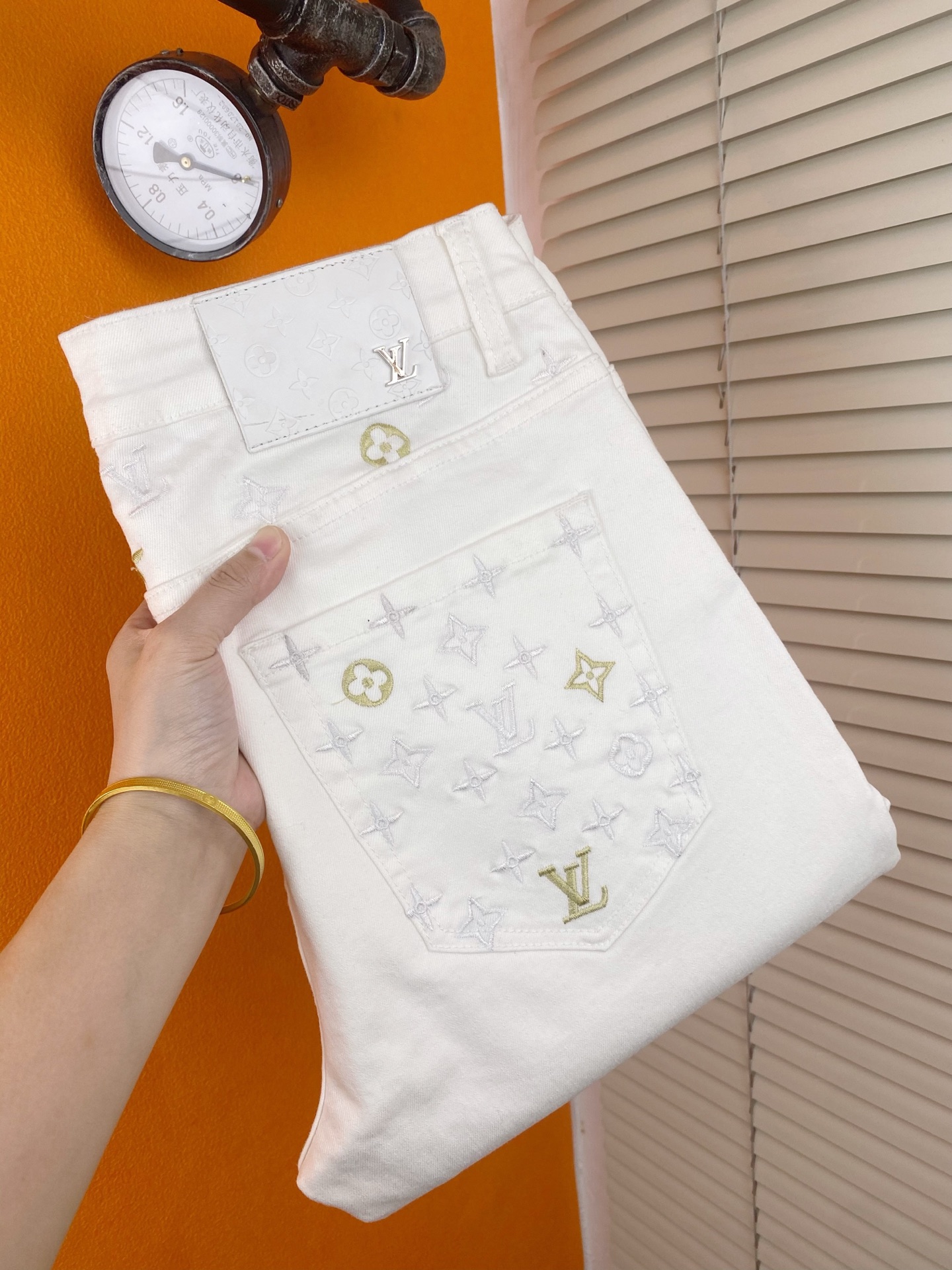 NO:443790,Trendy men's big-name jeans LV men's trousers Korean style slim small foot jeans, slightly stretch summer high-end pure cotton denim fabric, exquisite and delicate inner details. Exquisite workmanship and high-end order!  Hot products.28-38,,louis vuitton,jeans,alexander wang19860909潮流男装大牌牛仔裤LV男士长裤韩版显瘦小脚牛仔裤,微弹力夏款高级纯棉牛仔面料,内里细节精致细腻.做工精美高货单！爆款.28——38,,louis vuitton,jeans,alexander wang,Men's clothing