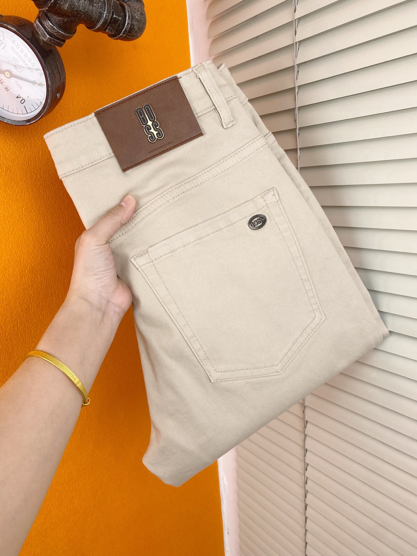 NO:443822,Trendy men's big-name jeans BOSS men's trousers beige Korean style slim and straight-foot jeans, slightly stretchy summer thin high-end pure cotton denim fabric, exquisite and delicate inside details. Exquisite workmanship and high-end order!  Hot products.28-38.,,jeans,alexander wang19860909潮流男装大牌牛仔裤BOSS男士长裤米色韩版显瘦小直脚牛仔裤,微弹力夏薄款高级纯棉牛仔面料,内里细节精致细腻.做工精美高货单！爆款.28—38.,,jeans,alexander wang,Men's clothing