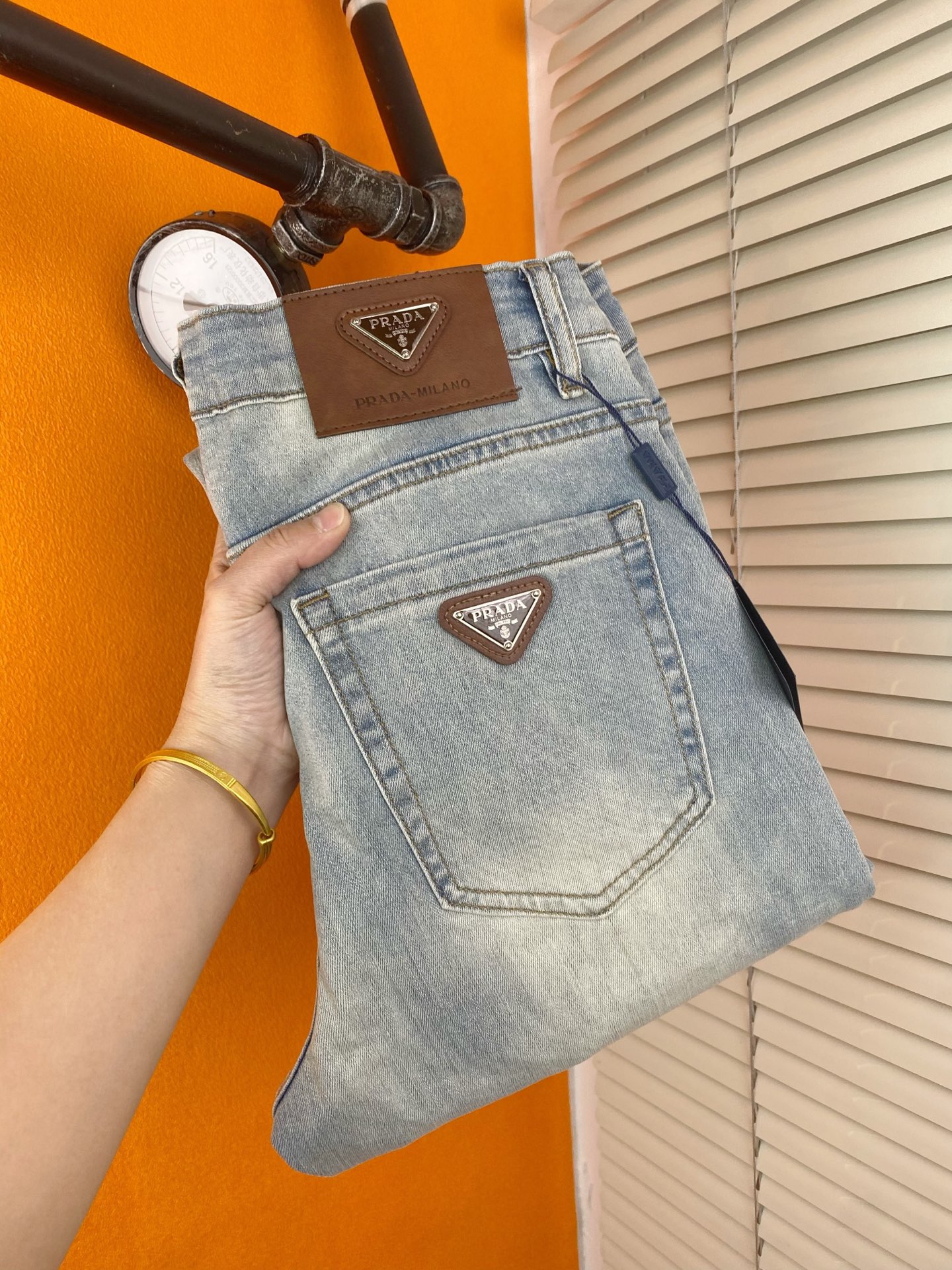 NO:443910,Trendy men's big-name jeans Prada men's trousers Korean style slim small foot jeans, slightly stretchy summer thin high-end pure cotton denim fabric, exquisite and delicate inner details. Exquisite workmanship and high-end order!  Hot products.28-38, prada, jeans, alexander wang19860909潮流男装大牌牛仔裤普拉达男士长裤韩版显瘦小脚牛仔裤,微弹力夏薄款高级纯棉牛仔面料,内里细节精致细腻.做工精美高货单！爆款.28——38,,prada,jeans,alexander wang,Men's clothing