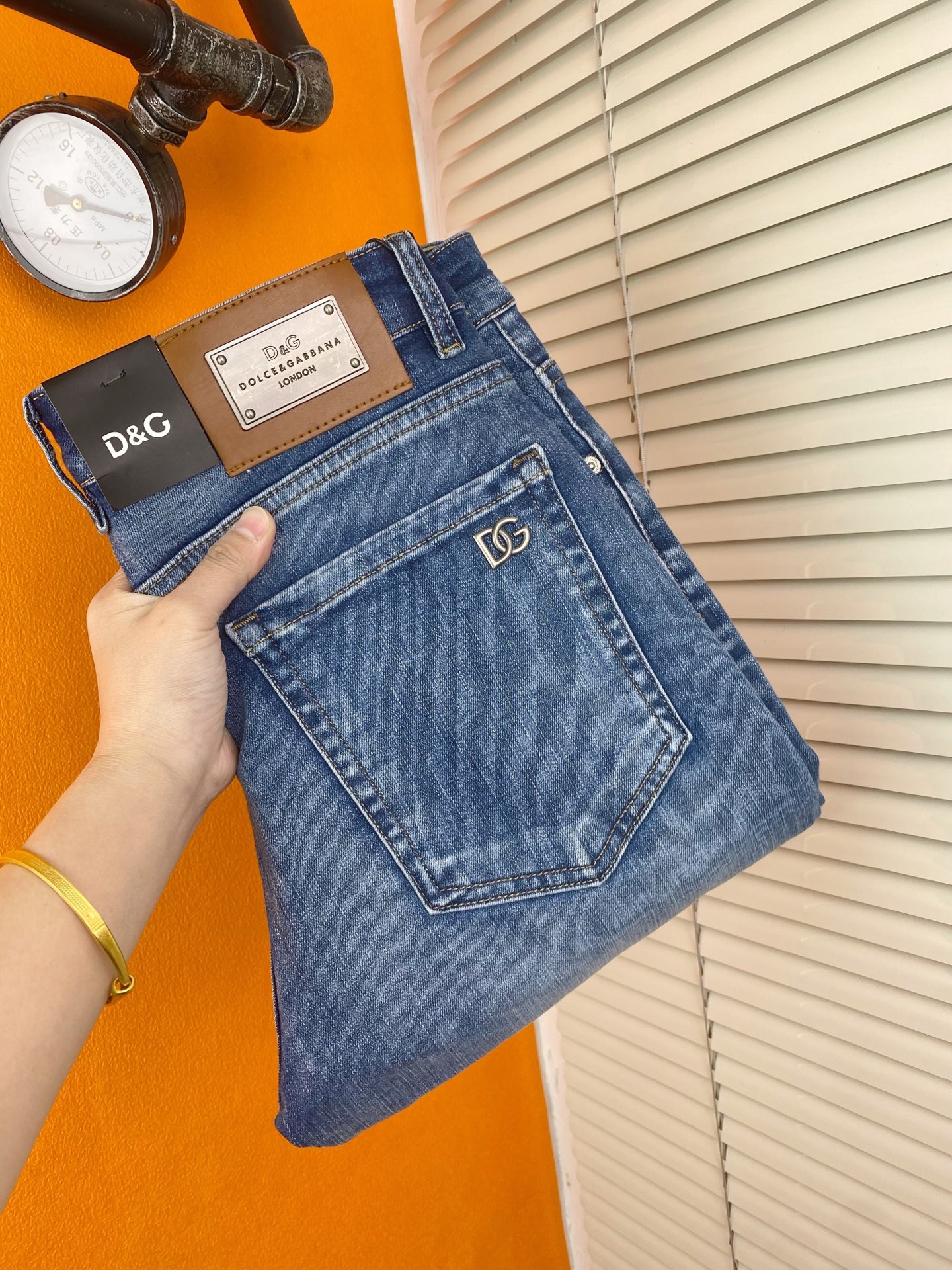 NO:443917,Trendy men's big-name jeans LV men's trousers Korean style slim small foot jeans, slightly stretchy four-season high-end pure cotton denim fabric, exquisite and delicate inside details. Exquisite workmanship and high-end order!  Hot products.29-40, louis vuitton,jeans,alexander wang19860909潮流男装大牌牛仔裤LV男士长裤韩版显瘦小脚牛仔裤,微弹力四季款高级纯棉牛仔面料,内里细节精致细腻.做工精美高货单！爆款.29——40,,louis vuitton,jeans,alexander wang,Men's clothing