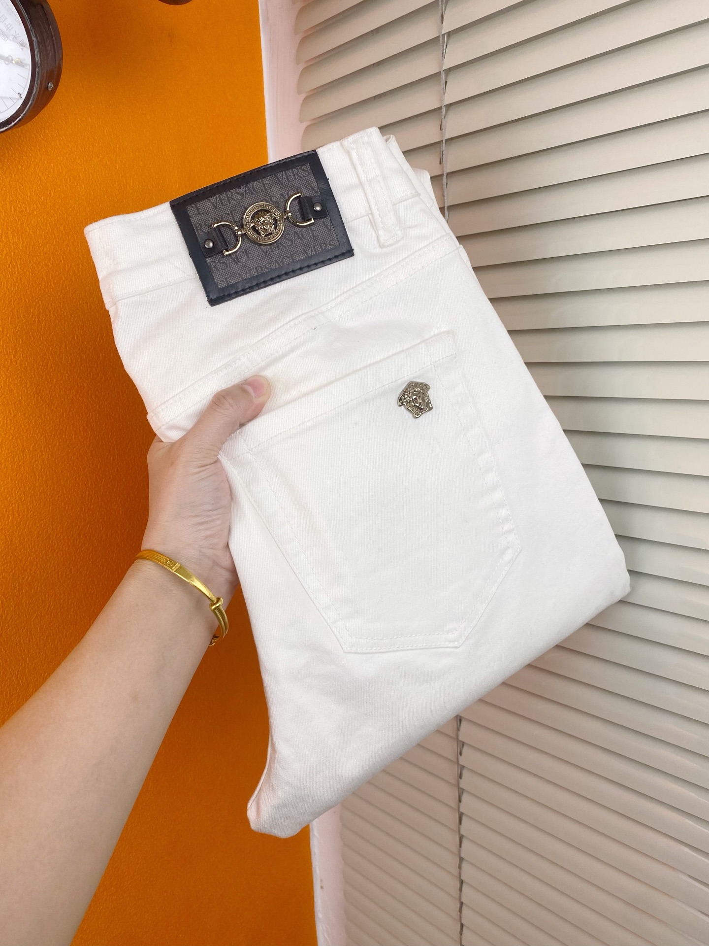 NO:443804,Fashionable men's big-name jeans Versace men's trousers Korean style slim small foot jeans, slightly stretchy summer thin high-end pure cotton denim fabric, exquisite and delicate inside details. Exquisite workmanship and high-end order!  Hot products.28-38, versace, jeans, alexander wang19860909潮流男装大牌牛仔裤范思哲男士长裤韩版显瘦小脚牛仔裤,微弹力夏薄款高级纯棉牛仔面料,内里细节精致细腻.做工精美高货单！爆款.28——38,,versace,jeans,alexander wang,Men's clothing