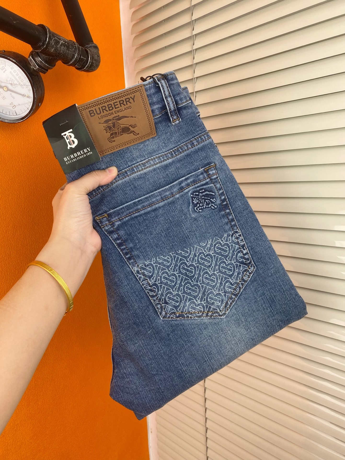 NO:443771,Trendy men's big-name jeans Burberry men's trousers Korean style slim small foot jeans, slightly stretchy four-season high-end pure cotton denim fabric, exquisite and delicate inside details. Exquisite workmanship and high-end order!  Hot products.29-40, burberry, jeans, alexander wang19860909潮流男装大牌牛仔裤巴宝莉男士长裤韩版显瘦小脚牛仔裤,微弹力四季款高级纯棉牛仔面料,内里细节精致细腻.做工精美高货单！爆款.29——40,,burberry,jeans,alexander wang,Men's clothing