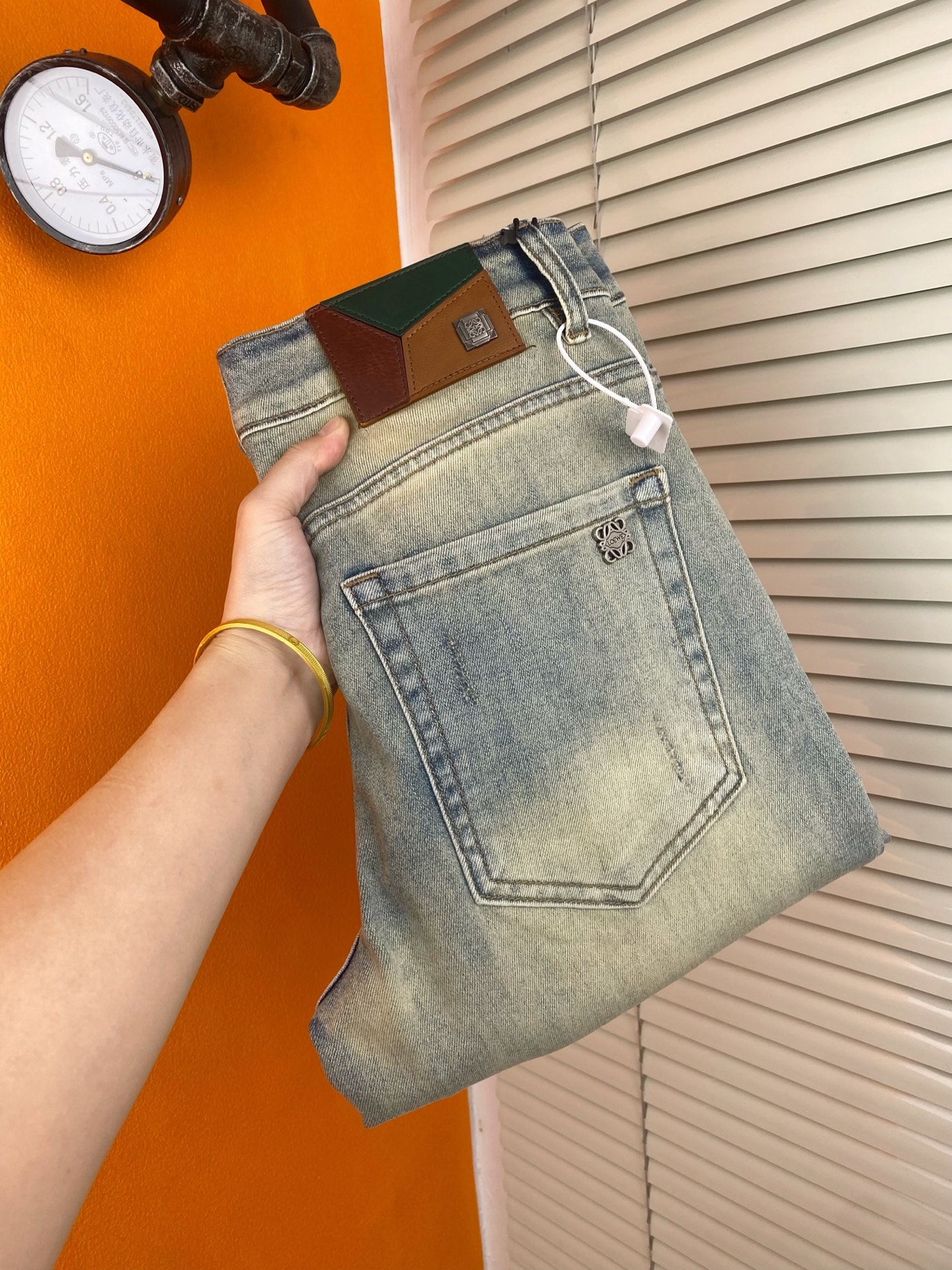 NO:443765,Fashionable men's big-name jeans Luo Yiwei men's trousers Korean style slim small foot jeans, slightly stretch thin high-end pure cotton denim fabric, exquisite and delicate inner details. Exquisite workmanship and high-end order!  Hot products.28-38,loewe,jeans,alexander wang19860909潮流男装大牌牛仔裤罗意威男士长裤韩版显瘦小脚牛仔裤,微弹力薄款高级纯棉牛仔面料,内里细节精致细腻.做工精美高货单！爆款.28——38,,loewe,jeans,alexander wang,Men's clothing